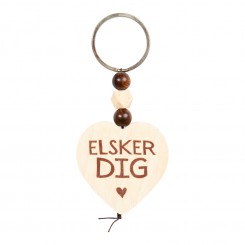 Træhjerte med teksten "Elsker dig" og praktisk lommering.