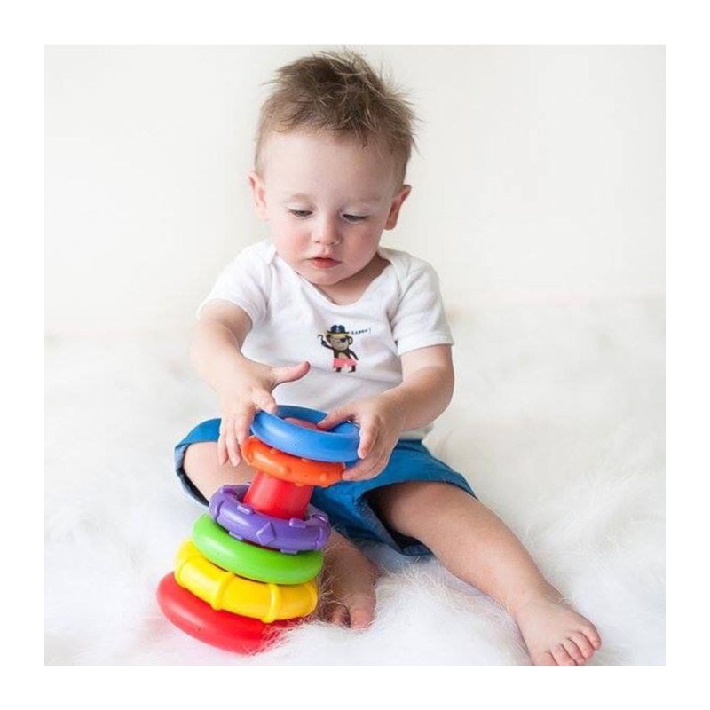 Baby sidder på gulvet med Playgro