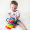 Baby sidder på gulvet med Playgro